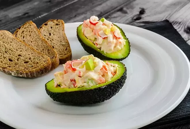 Avocats farcis au crabe, riz et mayonnaise maison – une entrée fraîche et savoureuse