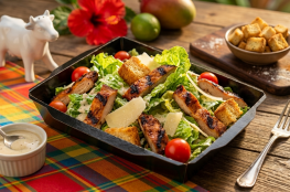 Salade César Créole au Poulet Boucané | Recette Facile et Gourmande