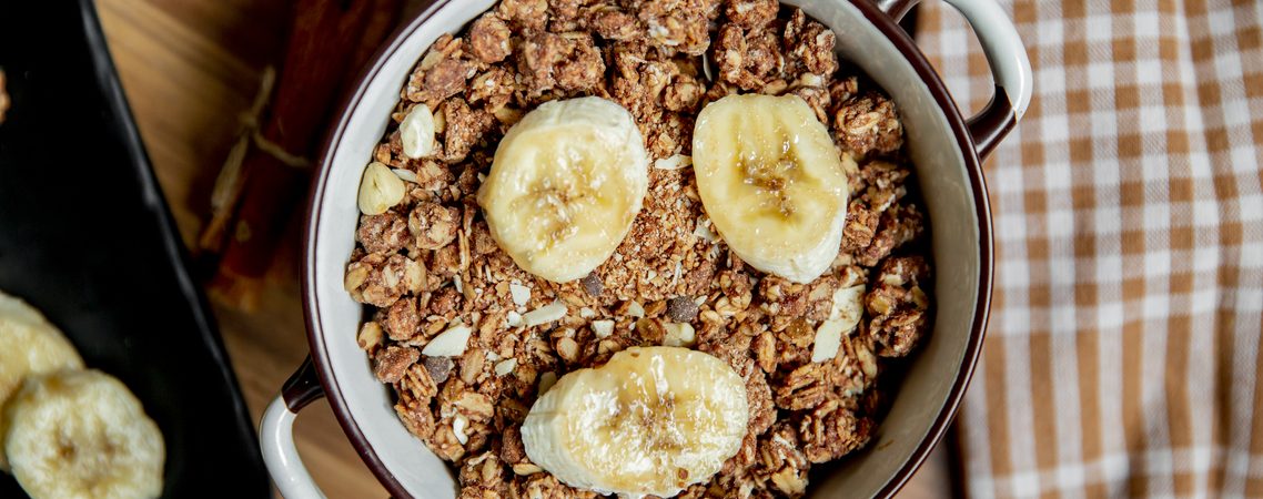 Crumble mangue banane coco et chocolat blanc