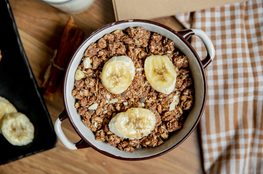 Crumble mangue banane coco et chocolat blanc